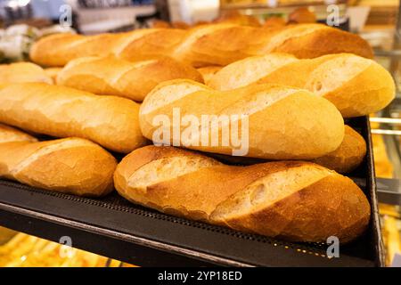Frisch gebackene Brotlaibe an einem Marktstand Stockfoto