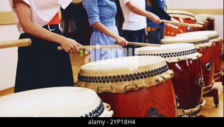 Japanische Trommeln Hände und Menschen mit Musik auf dem Instrument für Bühnenübungen, Auftritte oder Talent. Taiko, Sticks und Schlagzeuger in der Band zum Spielen Stockfoto