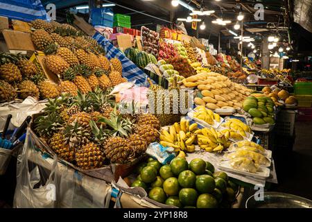 PATTAYA, THAILAND. Nachtmarkt in Thailand Theke mit exotischen tropischen thailändischen Früchten Mango, Papaya, Orangen, Drachenfrucht, Mangostan, Passionsfrucht Ba Stockfoto
