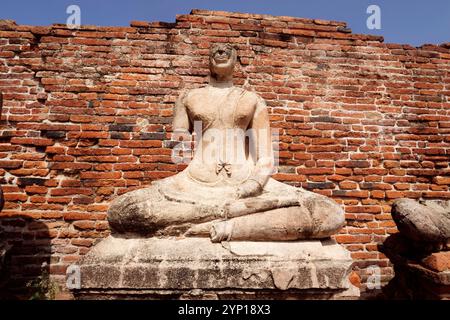 Gebrochene Buddha-Statue ohne Kopf. Historische Sehenswürdigkeiten Thailands. Ayutthaya ist die alte ruinöse Hauptstadt von Siam. Stockfoto