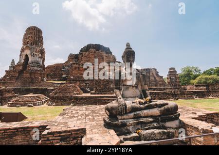 Buddha-Statue im Wat Mahathat Tempel, Ayutthaya, Thailand. Ayutthaya ist die alte ruinöse Hauptstadt des Königreichs Siam. Stockfoto