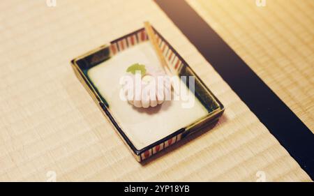 Oben, Zeremonie und süßer Snack mit Wagashi auf Tatamiboden für traditionelle, servierende und Delikatessen. Japanisch, Wellness und Kultur mit Chakaiseki in Stockfoto