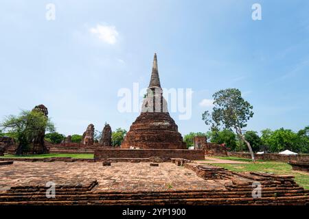 Ruinen von Pagoden in einem alten buddhistischen Tempel. Ayutthaya ist die alte ruinöse Hauptstadt des Königreichs Siam. Stockfoto