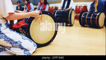 Japanische Trommeln, Lehrer oder Hände von Leuten im Unterricht für Musik auf Instrument für Bühnenkreation oder Lied. Taiko lernt oder coacht Trommler in der Band Stockfoto