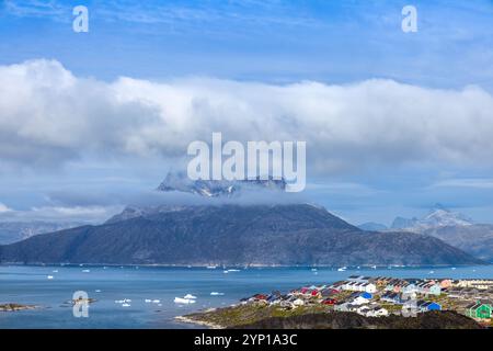 Typische Architektur der grönländischen Hauptstadt Nuuk mit farbigen Häusern in der Nähe von Fjorden und Eisbergen. Stockfoto