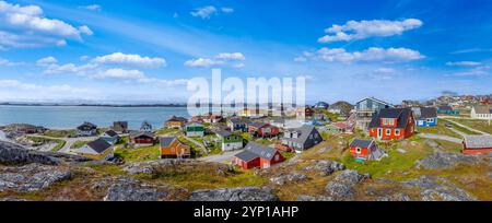 Typische Architektur der grönländischen Hauptstadt Nuuk mit farbigen Häusern in der Nähe von Fjorden und Eisbergen. Stockfoto