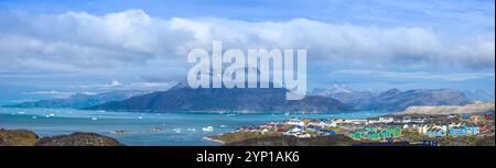 Typische Architektur der grönländischen Hauptstadt Nuuk mit farbigen Häusern in der Nähe von Fjorden und Eisbergen. Stockfoto