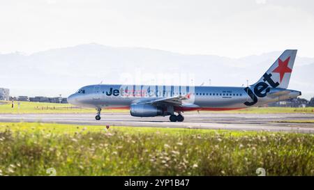 Auckland, Neuseeland - 24. November 2024: Jetstar Airways Airbus A320 VH-VGU parkt am Auckland International Airport. Stockfoto