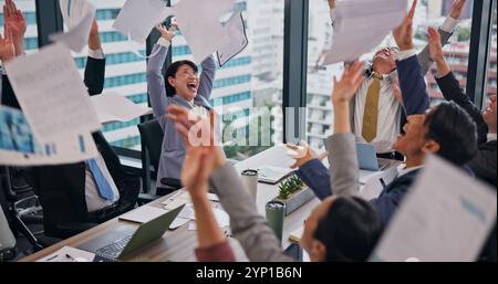 Geschäftsleute, Papierwurf und Büro mit Erfolg, Gelegenheit und Sieg im Meeting. Japan, Sitzungssaal und Wow mit Teamarbeit, Zusammenarbeit und Stockfoto