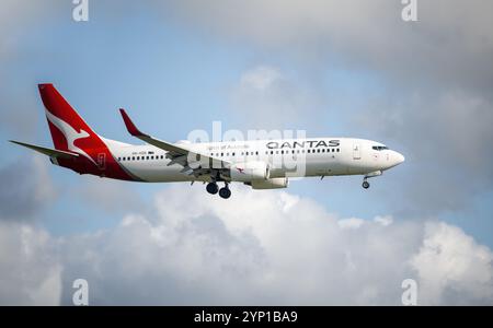 Auckland, Neuseeland - 24. November 2024: Qantas Airlines VH-VZD Boeing 737-838 fliegt in Richtung Auckland International Airport. Stockfoto