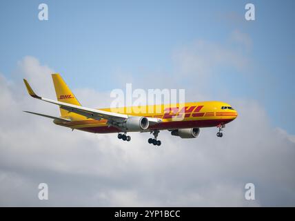 Auckland, Neuseeland - 24. November 2024: DHL Air VH-EXZ Boeing 767 fliegt in Richtung Auckland International Airport. Stockfoto