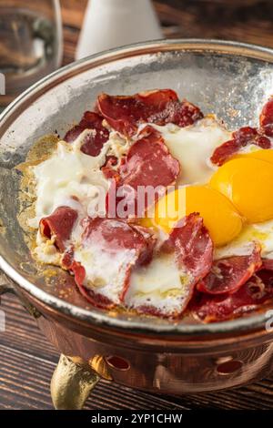 Traditionelles türkisches Frühstückseier mit gebratenem Pastrami oder Speck. Türkischer Name Pastirmali yumurta Stockfoto