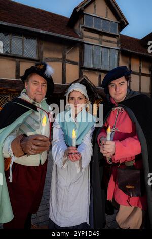 Bild von Shaun Fellows / Alamy News / 28. November 2024. Stratford. UK. : Shakespeares Geburtshaus lädt Besucher zu „Step Back in Time“ mit intimen Touren bei Kerzenschein an diesem Weihnachten sind Besucher von Freitag, dem 29. November, in Stratford-upon-Avon eingeladen, in die Vergangenheit zu gehen und Shakespeares Geburtshaus in einem neuen Licht mit intimen Führungen bei Kerzenschein durch das historische Haus zu sehen. Die Touren bei Kerzenschein finden an drei Wochenenden statt, die allen Besuchern einen festlichen Beifall bieten. Weitere Informationen: contactpressinfo@shakespeare.org.uk Stockfoto