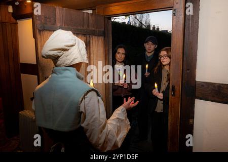 Bild von Shaun Fellows / Alamy News / 28. November 2024. Stratford. UK. : Shakespeares Geburtshaus lädt Besucher zu „Step Back in Time“ mit intimen Touren bei Kerzenschein an diesem Weihnachten sind Besucher von Freitag, dem 29. November, in Stratford-upon-Avon eingeladen, in die Vergangenheit zu gehen und Shakespeares Geburtshaus in einem neuen Licht mit intimen Führungen bei Kerzenschein durch das historische Haus zu sehen. Die Touren bei Kerzenschein finden an drei Wochenenden statt, die allen Besuchern einen festlichen Beifall bieten. Weitere Informationen: contactpressinfo@shakespeare.org.uk Stockfoto