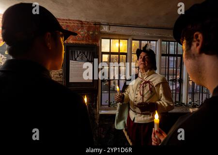 Bild von Shaun Fellows / Alamy News / 28. November 2024. Stratford. UK. : Shakespeares Geburtshaus lädt Besucher zu „Step Back in Time“ mit intimen Touren bei Kerzenschein an diesem Weihnachten sind Besucher von Freitag, dem 29. November, in Stratford-upon-Avon eingeladen, in die Vergangenheit zu gehen und Shakespeares Geburtshaus in einem neuen Licht mit intimen Führungen bei Kerzenschein durch das historische Haus zu sehen. Die Touren bei Kerzenschein finden an drei Wochenenden statt, die allen Besuchern einen festlichen Beifall bieten. Weitere Informationen: contactpressinfo@shakespeare.org.uk Stockfoto