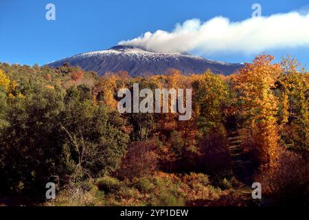 Der Ätna bricht im Herbst in Sizilien aus Stockfoto