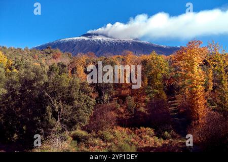 Der Ätna bricht im Herbst in Sizilien aus Stockfoto