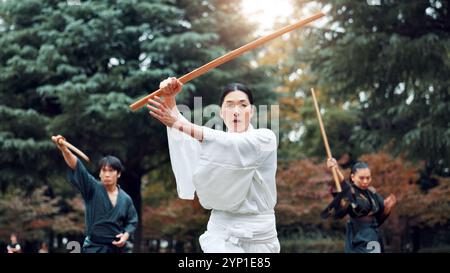 Holzschwert, Japaner und Outdoor in Training, Sport und Sport für Kampfkunst oder Aikido. Schüler, Waffen und Erbe für die Herausforderung Stockfoto