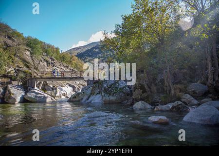 Die Familie überquert die Los Pilones-Brücke. Garganta de los Infiernos Reserve, Extremadura, Spanien Stockfoto