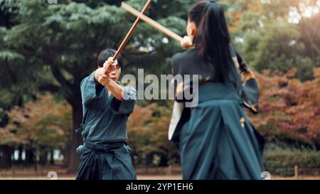 Waffe, Japaner und Outdoor für Kampfkunst oder Aikido in Training, Training und Sport. Schüler, Holzschwert und Erbe für die Herausforderung Stockfoto