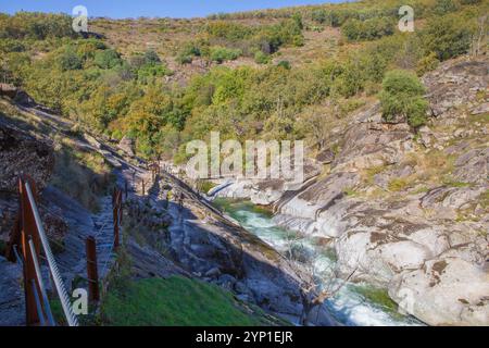 Garganta de los Infiernos Reserve. Die Fußgängerbrücke von Los Pilones unten, Extremadura, Spanien Stockfoto