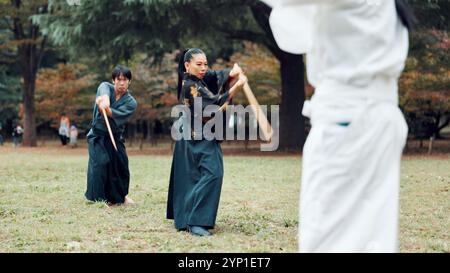 Schwert, Kampfkunst und Menschen in Outdoor-Kursen zusammen für Aikido-Training, Kämpfe-Coaching oder Samurai-Challenge in der Natur. Krieger, Japaner und Stockfoto