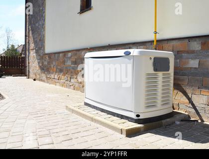 Erdgas-Notstromgenerator für Wohngebäude. Auswahl eines Standorts für den Standby-Generator. Stockfoto