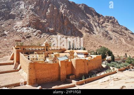 Berglandschaft im Wüstental der Oase. Katharinenkloster auf der Sinai-Halbinsel, Ägypten Stockfoto