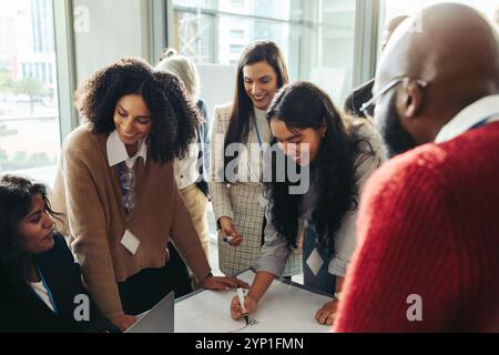 In einem Brainstorming arbeiten verschiedene Fachleute zusammen und demonstrieren Teamarbeit und Innovation in einem modernen Arbeitsbereich. Förderung kreativer Lösungen Stockfoto