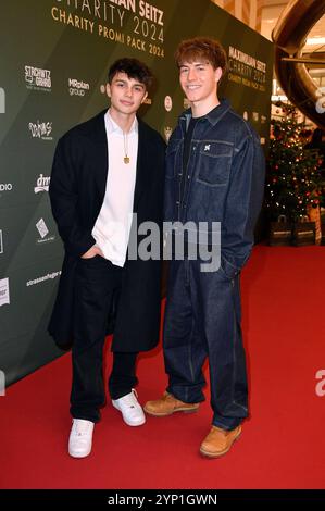 Noah Miguel Oechsle Rodriguez und Paul Bohme bei der 4. Charity Promi Pack 2024 Aktion von Maximilian Seitz in der Mall von Berlin. Berlin, 27.11.2024 *** Noah Miguel Oechsle Rodriguez und Paul Bohme bei der 4 Charity Promi Pack 2024 Kampagne von Maximilian Seitz in der Berliner Mall, 27 11 2024 Foto:Xn.xKubelkax/xFuturexImagex Promi Pack 4132 Stockfoto