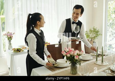Eleganter Tisch für formelle Dinner-Events Stockfoto