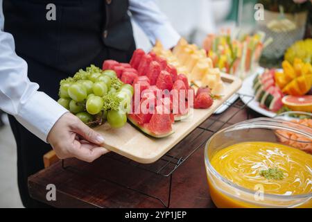 Auswahl an frisch geschnittenen Früchten auf Holzplatte anzeigen Stockfoto
