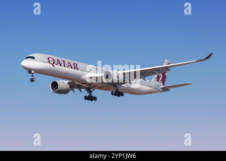 Los Angeles, USA - 10. Oktober 2024: Qatar Airways Airbus A350-1000 am Flughafen Los Angeles in den USA. Stockfoto