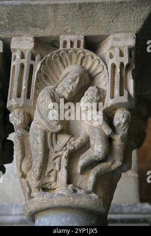 Das königliche Benediktinerkloster von Sant Cugat. Romanische Hauptstadt. Samson und Eva. Kreuzgang. Sant Cugar del Valles. Katalonien. Spanien. Stockfoto