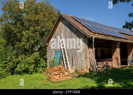 Blick auf die alte Holzscheune im Garten. Sommersaison. Stockfoto