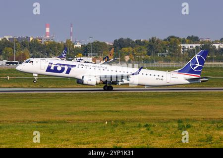 Warschau, Polen - 20. September 2024: LOT Polish Airlines Embraer 195 Flugzeug am Warschauer Flughafen in Polen. Stockfoto