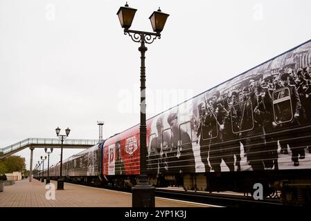 Kertsch, Krim - 18. November 2020 Thematischer Zug Siegeszug auf dem Bahnsteig der Kertsch, zweiter Weltkrieg Stockfoto