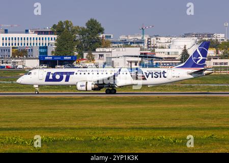 Warschau, Polen - 20. September 2024: LOT Polish Airlines Embraer 195 Flugzeug mit Besuch Nordmähren Sonderlackierung am Warschauer Flughafen in Polen. Stockfoto