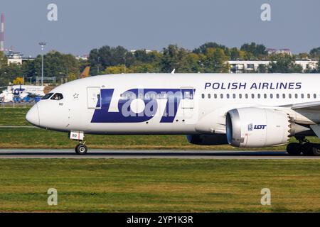 Warschau, Polen - 20. September 2024: LOT Polish Airlines Boeing 787-8 Dreamliner Flugzeug am Flughafen Warschau in Polen. Stockfoto