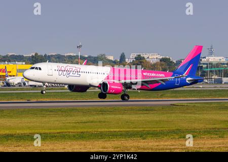 Warschau, Polen - 20. September 2024: Wizzair Airbus A321neo am Flughafen Warschau in Polen. Stockfoto