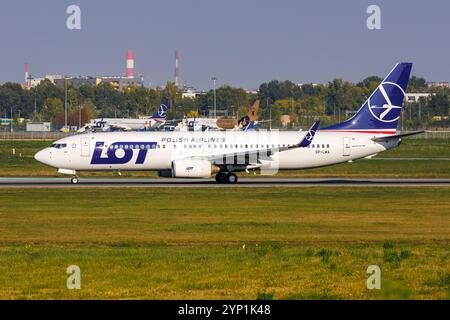 Warschau, Polen - 20. September 2024: LOT Polish Airlines Boeing 737-800 Flugzeug auf dem Warschauer Flughafen in Polen. Stockfoto