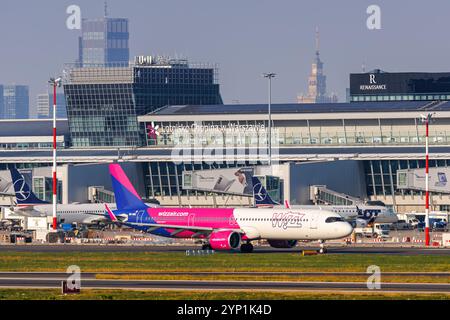 Warschau, Polen - 20. September 2024: Wizzair Airbus A321neo am Flughafen Warschau in Polen. Stockfoto