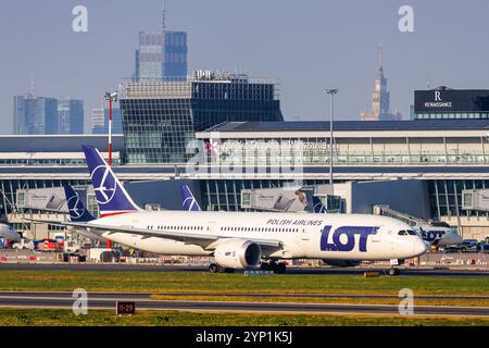 Warschau, Polen - 20. September 2024: LOT Polish Airlines Boeing 787-9 Dreamliner Flugzeug am Flughafen Warschau in Polen. Stockfoto