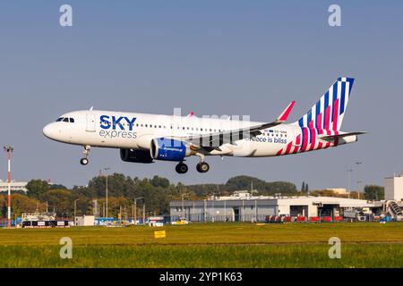 Warschau, Polen - 20. September 2024: Flugzeug des SKY Express Airbus A320neo am Flughafen Warschau in Polen. Stockfoto