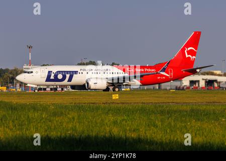 Warschau, Polen - 20. September 2024: LOT Polish Airlines Boeing 737-8 MAX Flugzeug mit Bank Pekao Sonderlackierung am Flughafen Warschau in Polen. Stockfoto