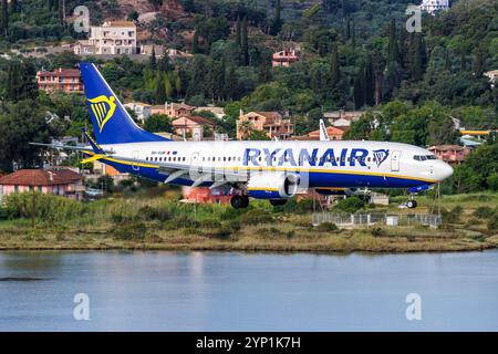 Korfu, Griechenland - 6. Juni 2024: Ryanair Boeing 737-8-200 MAX Flugzeug am Flughafen Korfu in Griechenland. Stockfoto