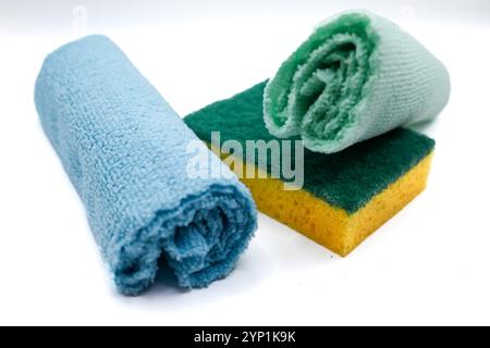 Mikrofaser-Reinigungstücher und Badezimmerschwamm - Grundausstattung für Geschirrspülung, Reinigung und Housekeeping - isoliert auf weißem Hintergrund Stockfoto