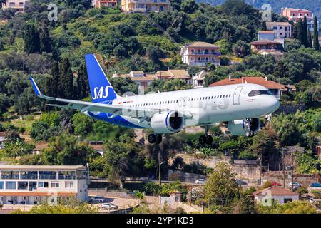 Korfu, Griechenland - 8. Juni 2024: SAS Scandinavian Airlines Airbus A320neo am Flughafen Korfu in Griechenland. Stockfoto