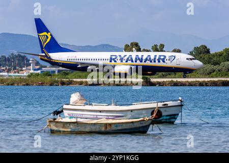 Korfu, Griechenland - 7. Juni 2024: Ryanair Boeing 737-800 Flugzeug am Flughafen Korfu in Griechenland. Stockfoto