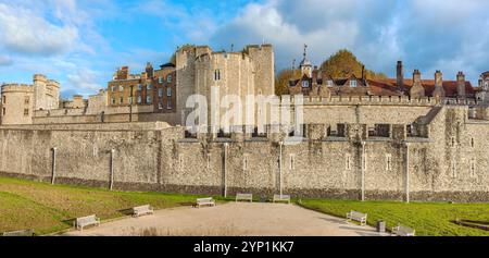 Panoramablick auf den Wassergraben und die Wände des London Tower. England Stockfoto